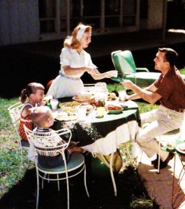 1950s_Outdoor_family_meal